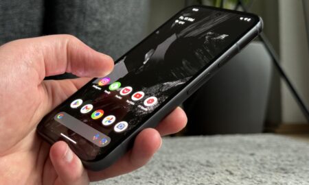 Google Pixel 8a Hand