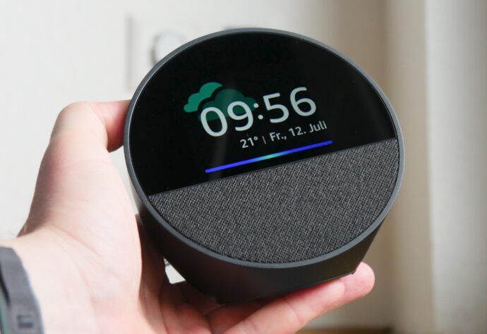 Amazon Echo Spot 2024 Hand