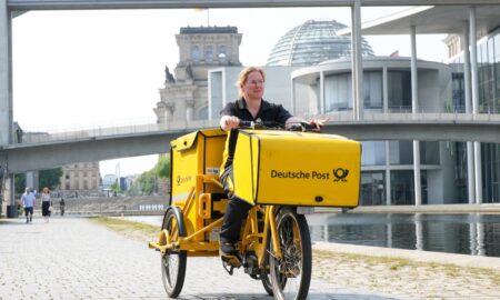 Brief Zustellerin Im Berliner Regierungsviertel