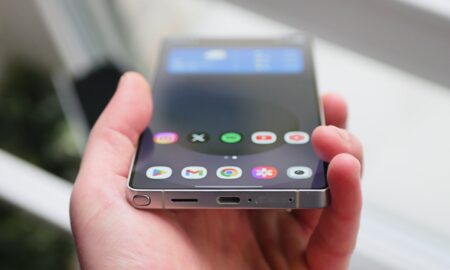 Samsung Galaxy S25 Ultra Hand