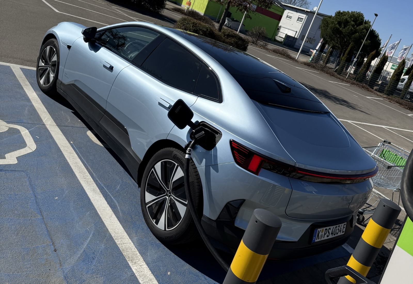 Polestar 4 Laden