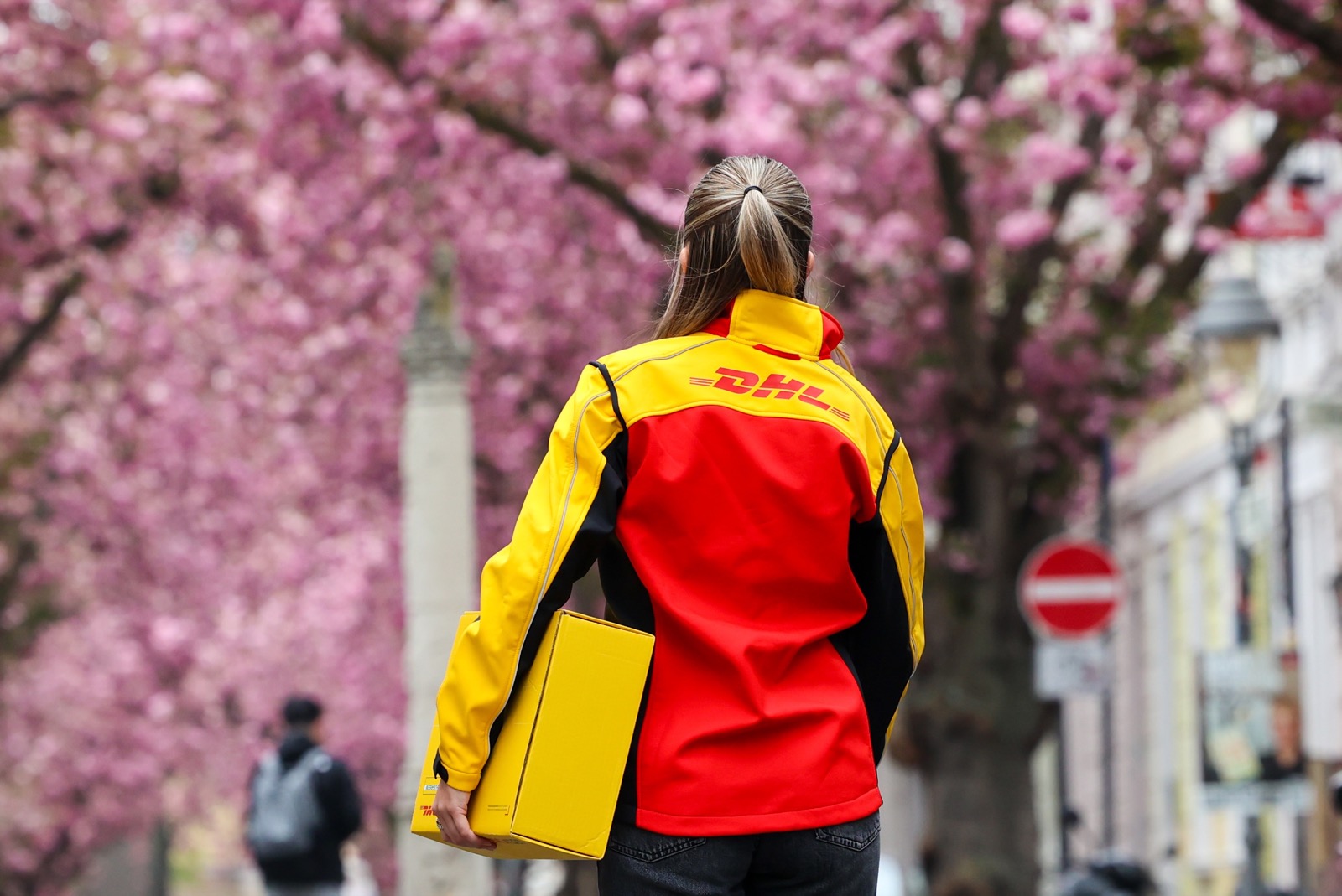 Der-Moment-in-dem-Paketzustellung-ein-St-ck-moderner-wird