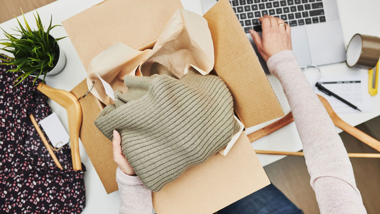 Vinted und DHL bauen Versandangebot für Secondhand-Handel aus
